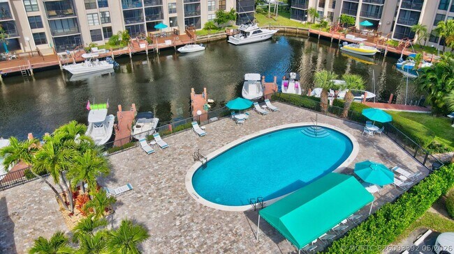 Building Photo - 8 Royal Palm Way