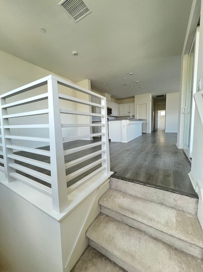 Building Photo - Beautiful 2 Bedroom 2 Bath Townhome