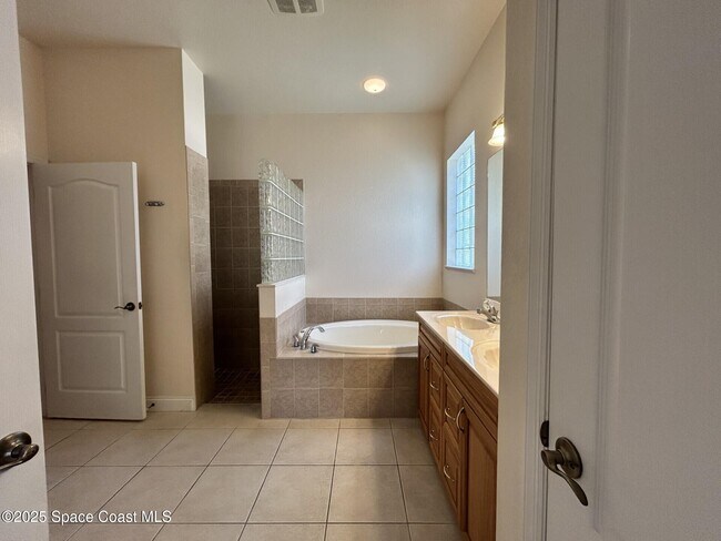 Building Photo - 1215 Clubhouse Dr