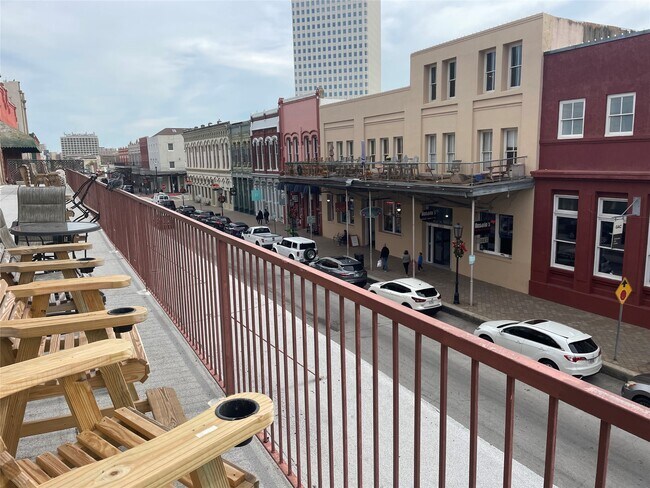 Building Photo - 2118 The Strand