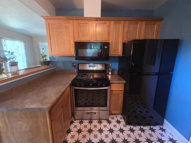 Building Photo - Three bedroom cottage on large lot | Available July
