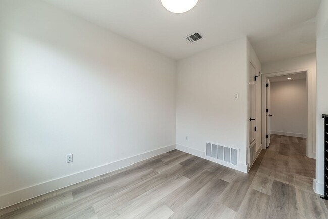 Building Photo - Stunning 2 bed / 2 bath condo in North Austin