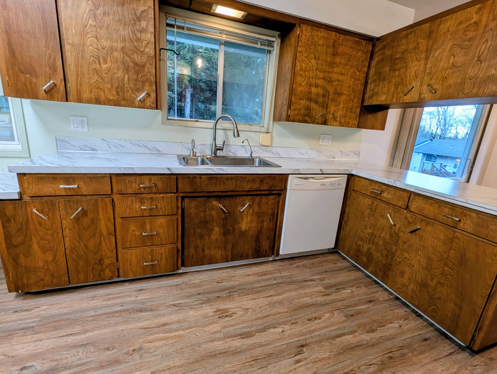 large sink with instant hot water and filtered water - 2575 Yew Street Rd