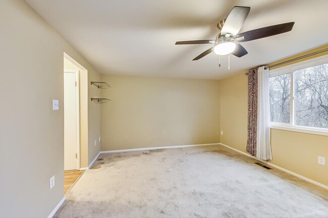 Building Photo - COMING SOON - Updated 3+2.5 End Unit w/ 2 PARKING SPACES