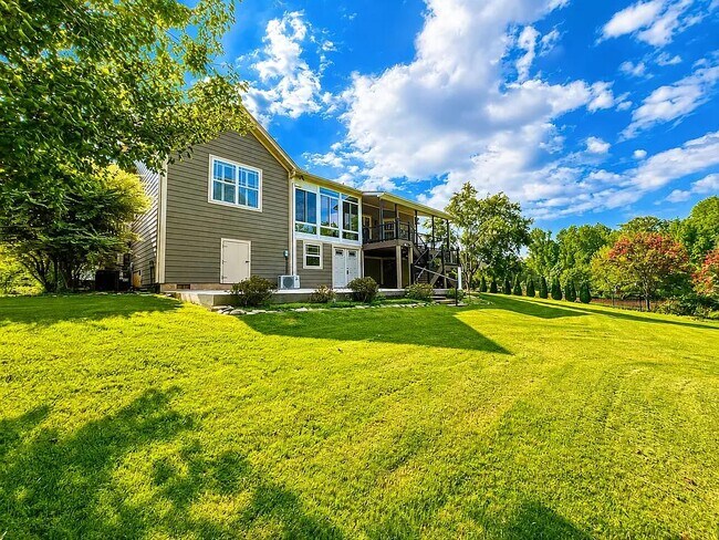 Building Photo - 128 Fox Farm Way