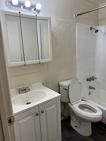 Building Photo - 5811 Stieren Dr