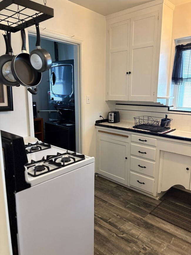 Building Photo - Charming 2 bedroom near downtown Modesto- Furnished option available