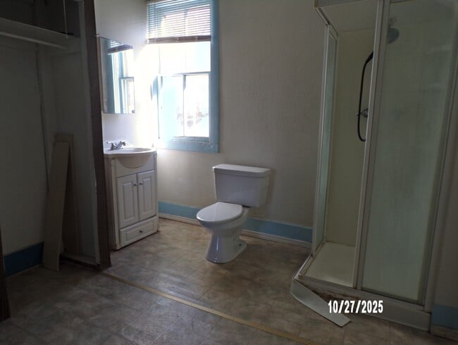 Building Photo - 814 E Main St