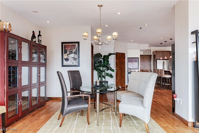 Building Photo - 701 W Lakeside Ave