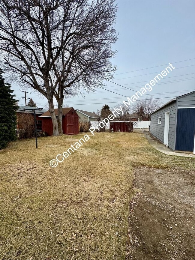 Building Photo - 2 Bedroom one Bath with large Yard located on the flats.