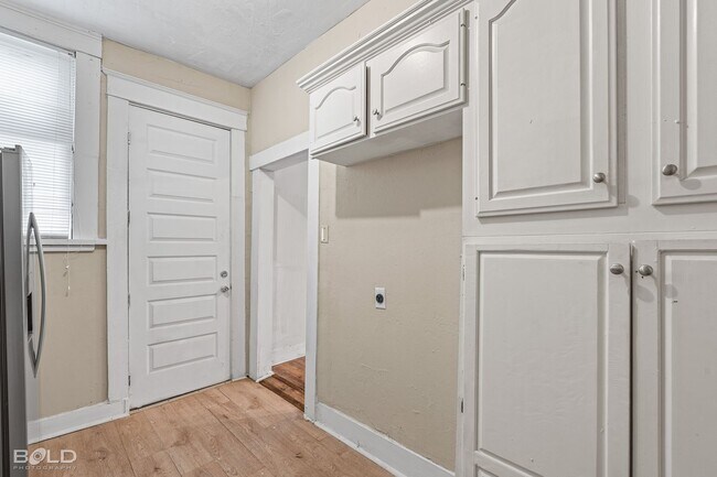 Building Photo - 2 bed 1 Bath Duplex