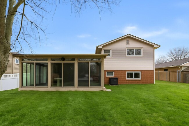 Building Photo - 4 Bed 3 Bath - Takoma Park Split Level - Move In Ready