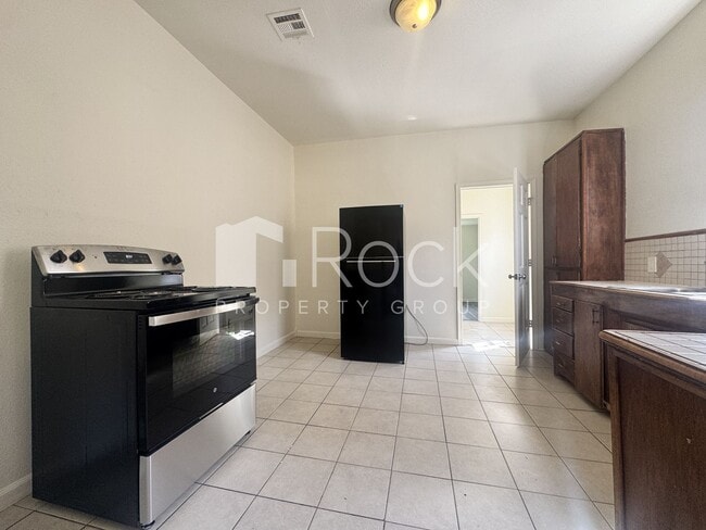Building Photo - 114-116 SW 23rd St Duplex