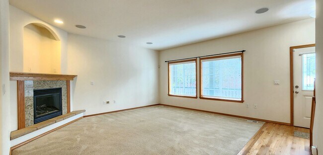 Building Photo - Home in Everett 3 Beds 2.5 bath - Pet Frie...