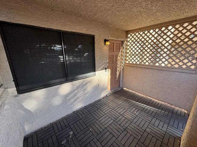 Building Photo - Gorgeous 2Bed/2Bath Condo located just out...