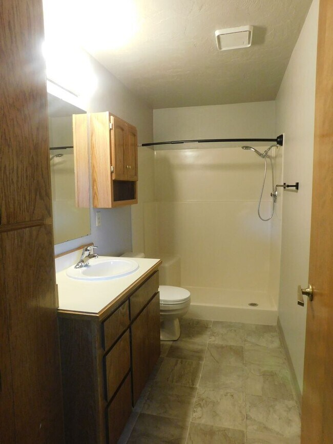 Building Photo - Beautiful 4 Bedroom, 2.5 Bathroom Home in ...