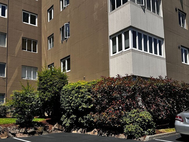 Building Photo - 1800 Taylor Ave N