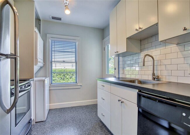 Building Photo - 404 S Westland Ave