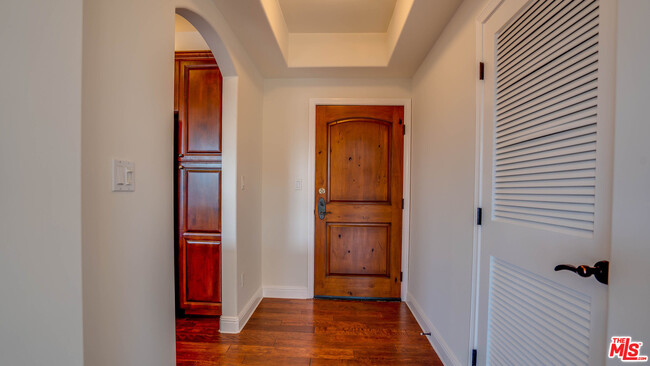 Building Photo - 5037 Rosewood Ave