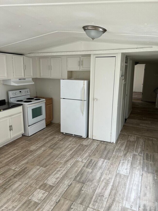 Building Photo - Renovated 2-Bed, 2-Bath Mobile Home