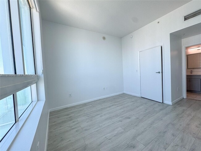 Building Photo - 1900 N Bayshore Dr