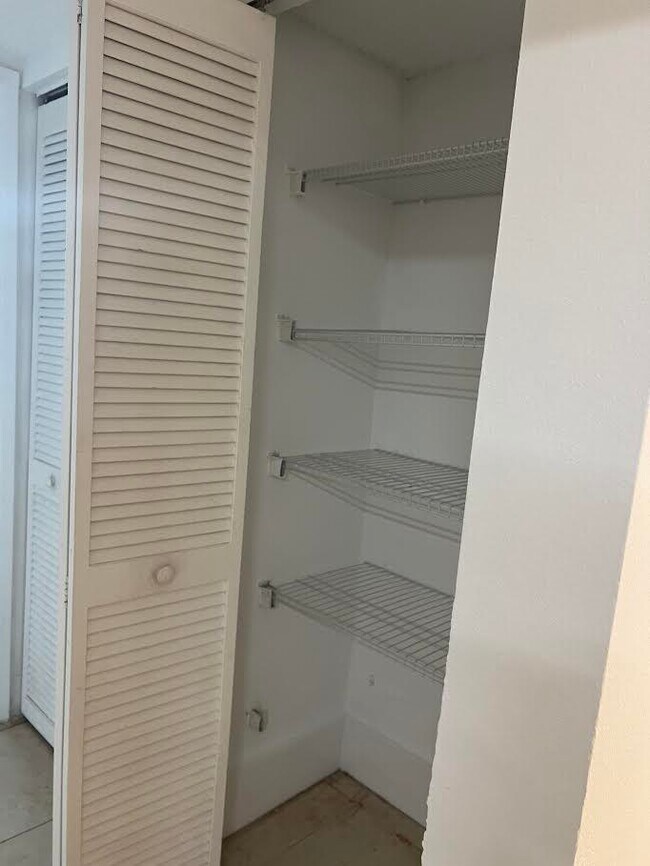 Building Photo - 1453 Lake Crystal Dr