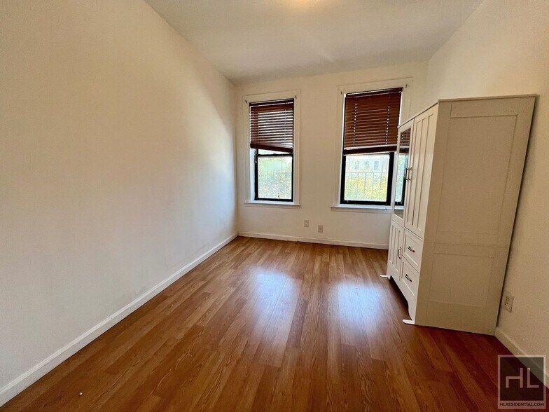Building Photo - 2-Bedroom 1-Bathroom in an amazing Astoria  Location
