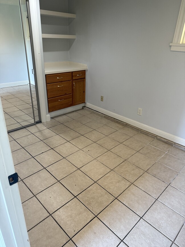 Building Photo - 723 S 30th St