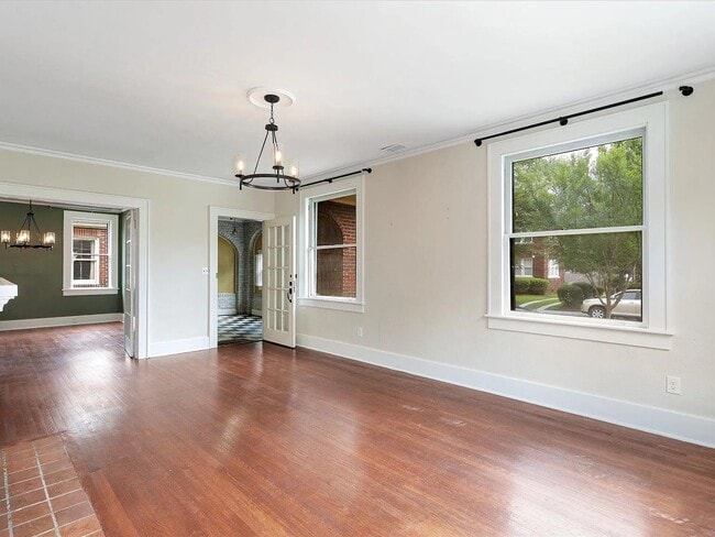 Building Photo - 617 E 49th St