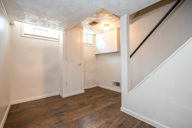 Building Photo - 2712 Sarah St