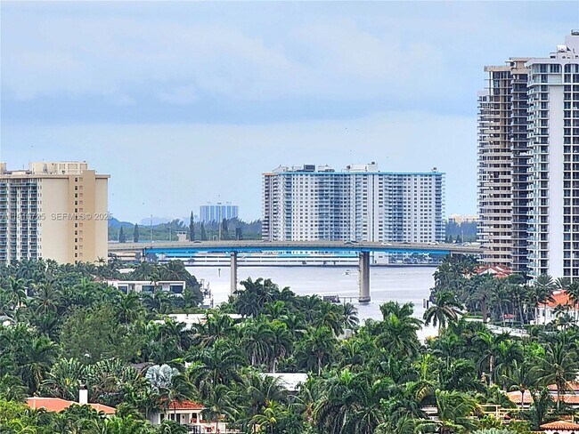 Building Photo - 2030 S Ocean Dr