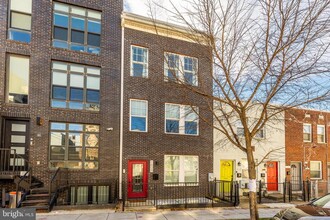 Building Photo - 1609 Levis St NE