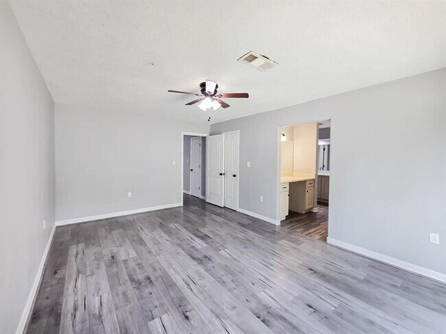 Building Photo - 215 W North Hill Dr