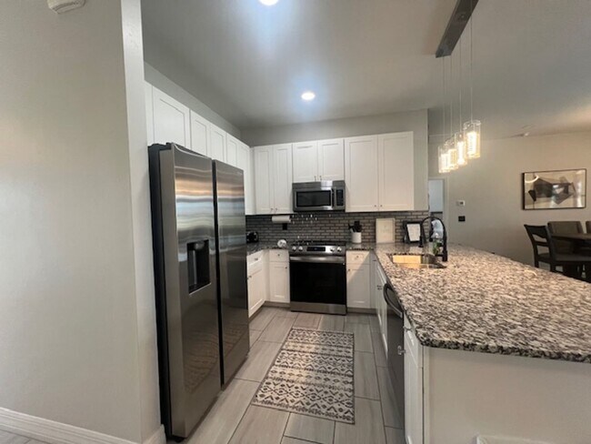 Building Photo - Stunning furnished Pool Home for Rent in N...