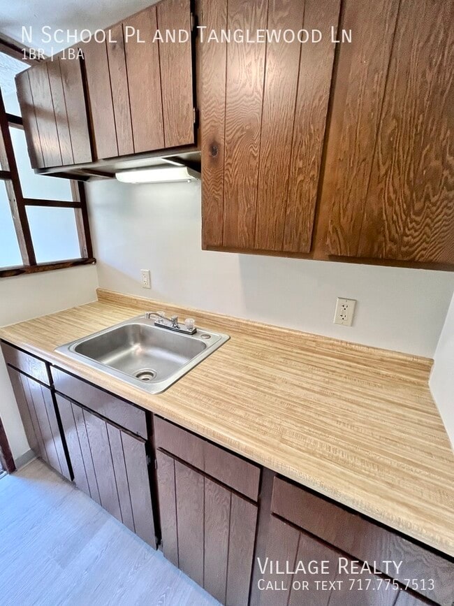 Building Photo - 335 N School Pl