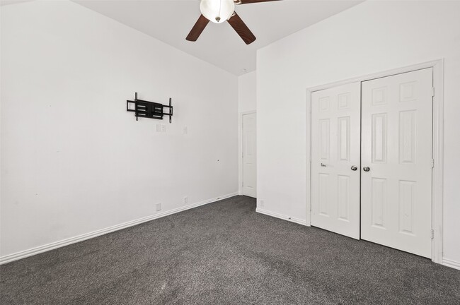 Building Photo - 5519 Jay Thrush Dr