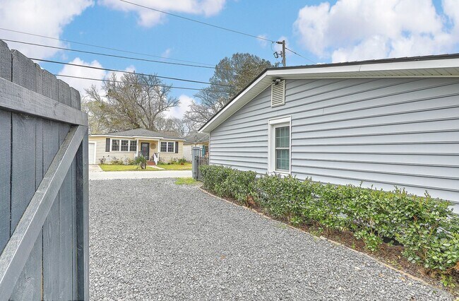 Building Photo - Renovated Home in the Heart of West Ashley!