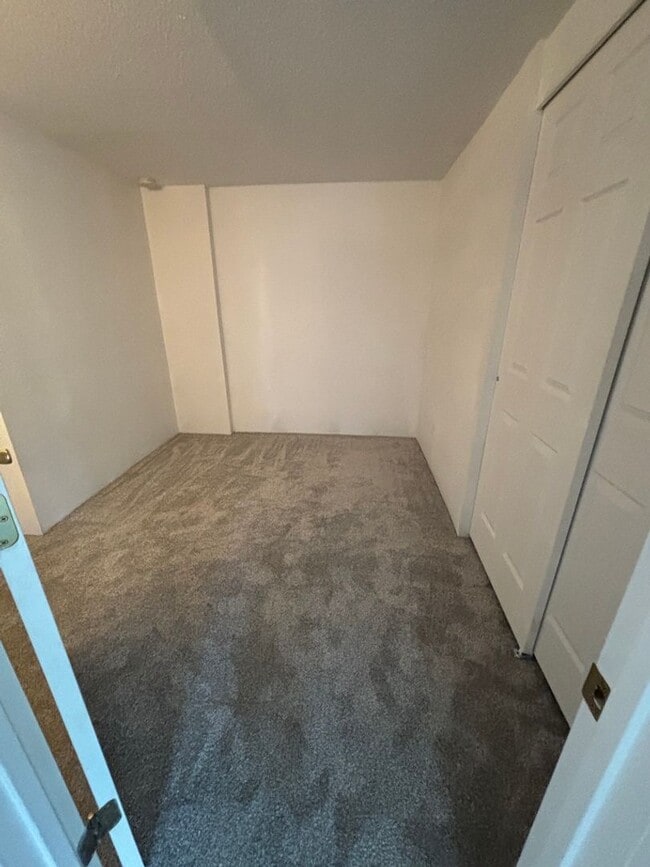 Building Photo - Half off first month's rent! Cute 2-bdrm/1-bath St. Johns duplex. Garage, new paint/carpet/fridge