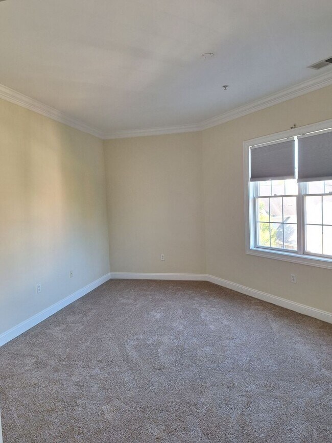 Building Photo - 3 bedroom/2bathroom - Bennington on the Park