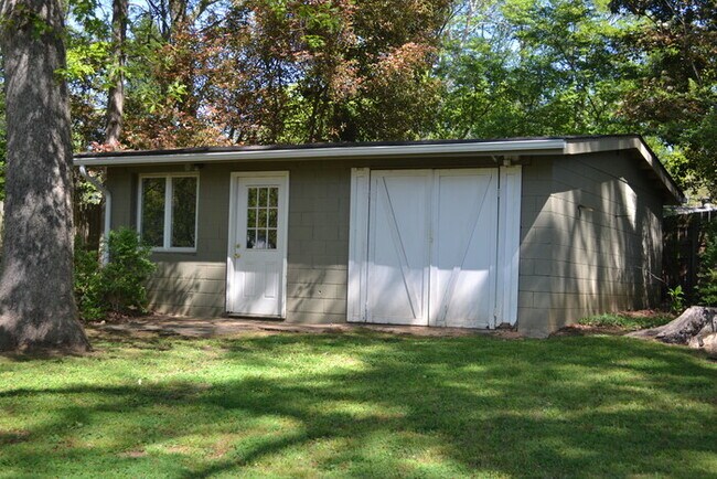 Building Photo - 3BR/1Bth with Covered Patio and Large Stor...