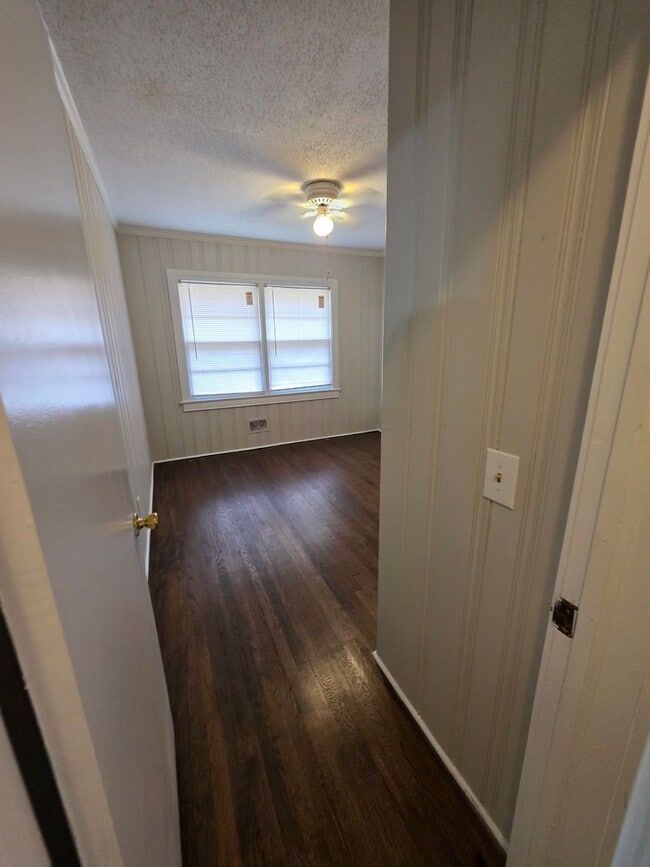 Building Photo - 107 Creek Dr