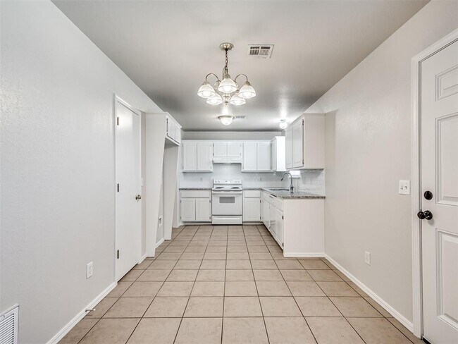 Building Photo - 949 N Windermere Dr