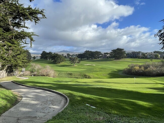 Building Photo - 44 Fairway Pl