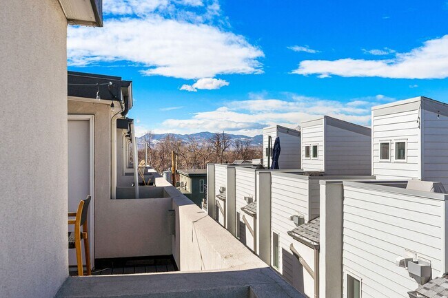 Building Photo - ROOFTOP DECK + spacious END UNIT townhome in Berkeley Neighborhood!