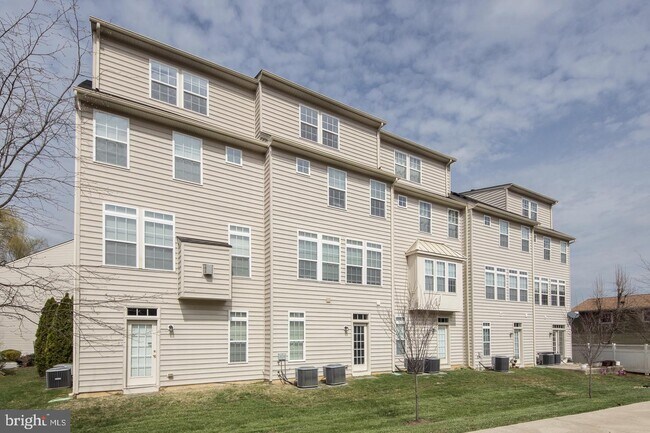 Building Photo - 1644 Oakridge Ln