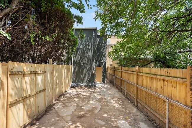 Building Photo - Beautiful 3 Bedroom 4 Bathroom East Baltim...