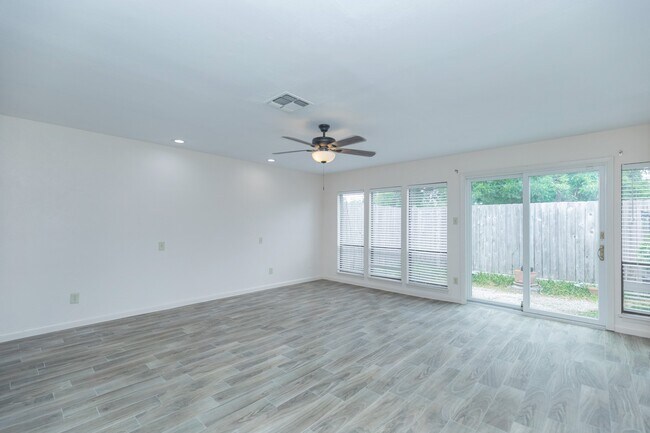 Building Photo - 921 Victoria Dr