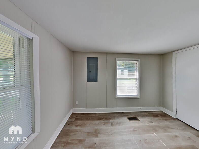 Building Photo - 4313 Kendall Ave