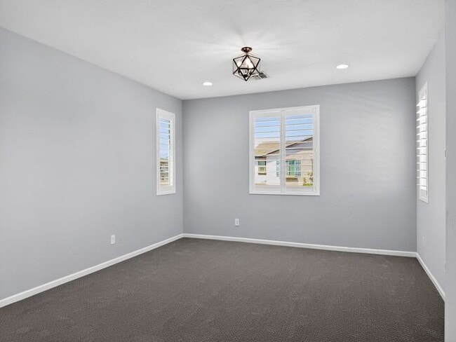 Building Photo - Stunning 5 Bed/5Bath Home in Gated Community – Over 3,100 SqFt of Modern Living -New Carpet throu...