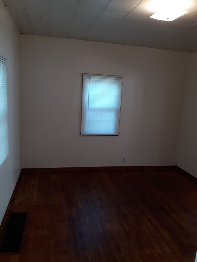 Building Photo - 2 Bedroom House, W/D, Fenced Yard, Porch, ...